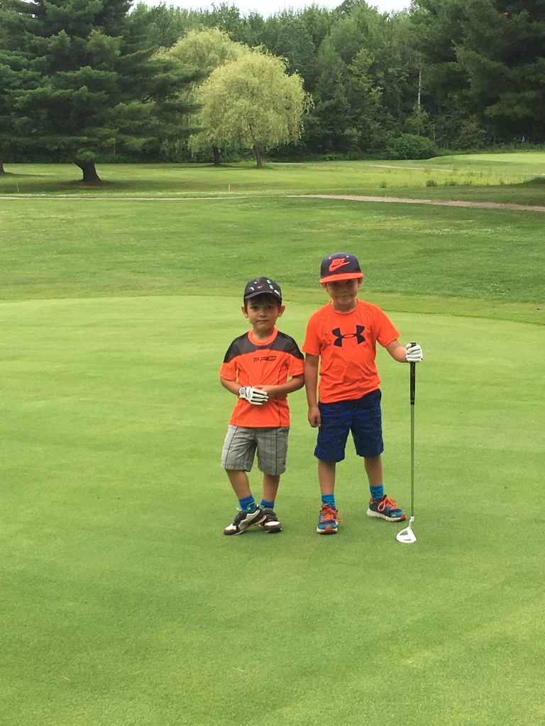 Jeunes garçons dans un camp d'initiation au golf